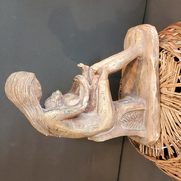 Statue of mother and child - Picture 3 of 8